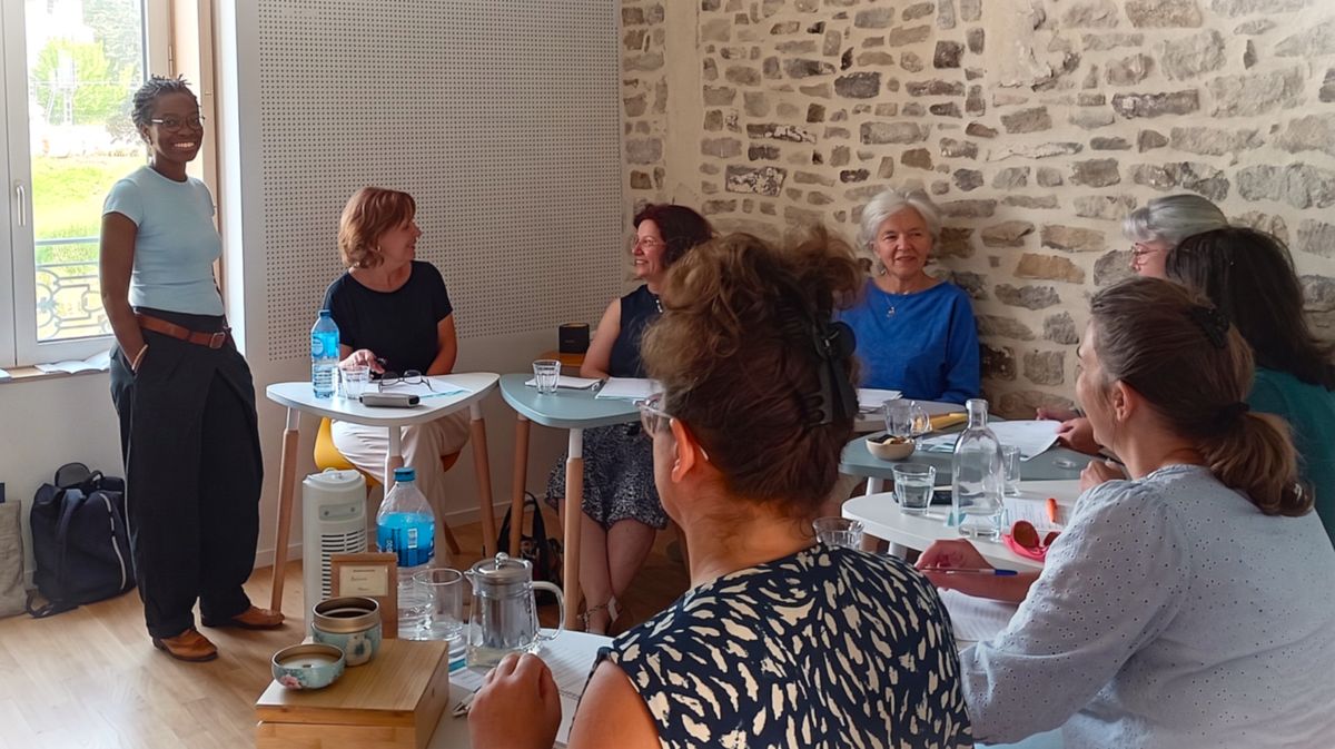 Carole Paka animant un atelier de naturopathie