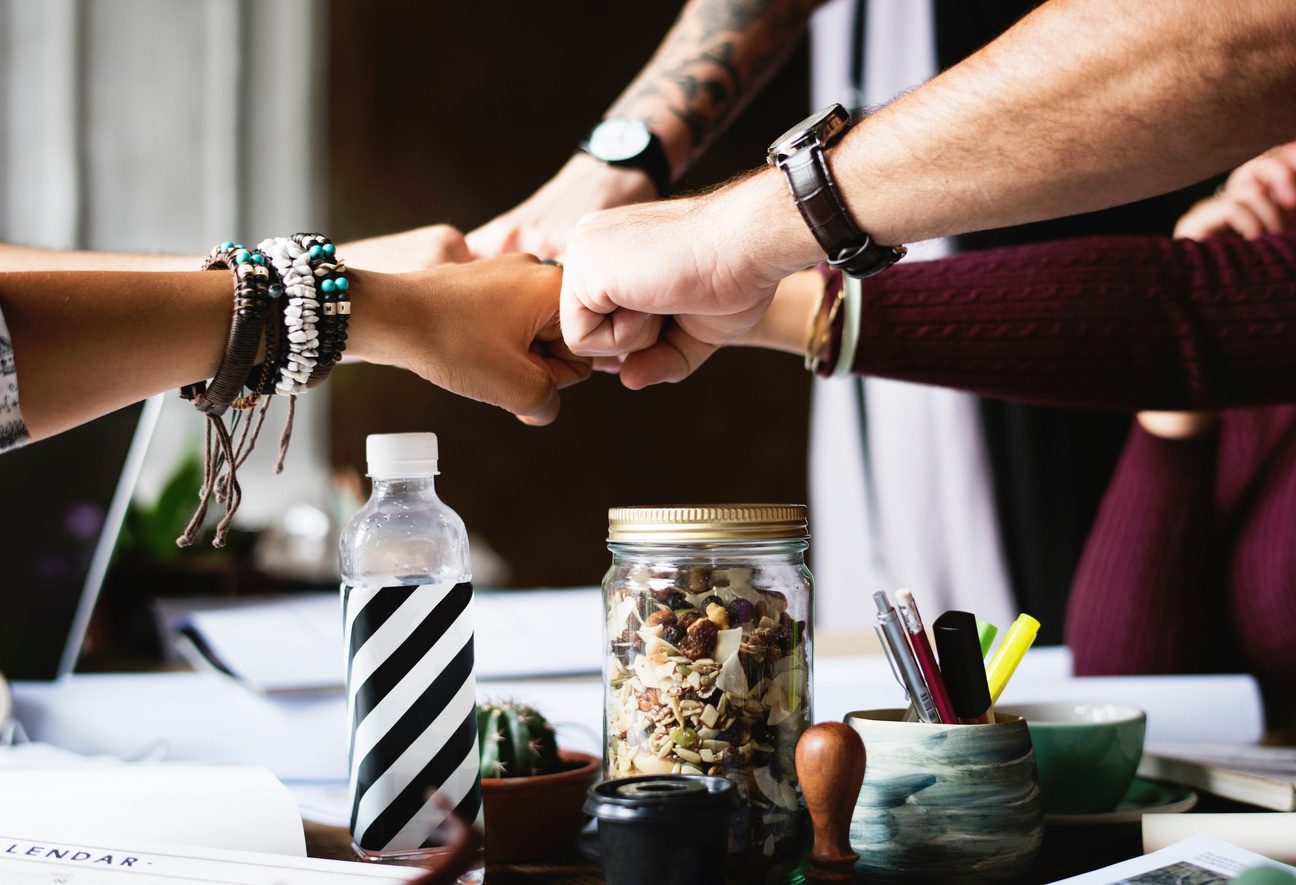 Une équipe soudée réunie autour d'une table de travail